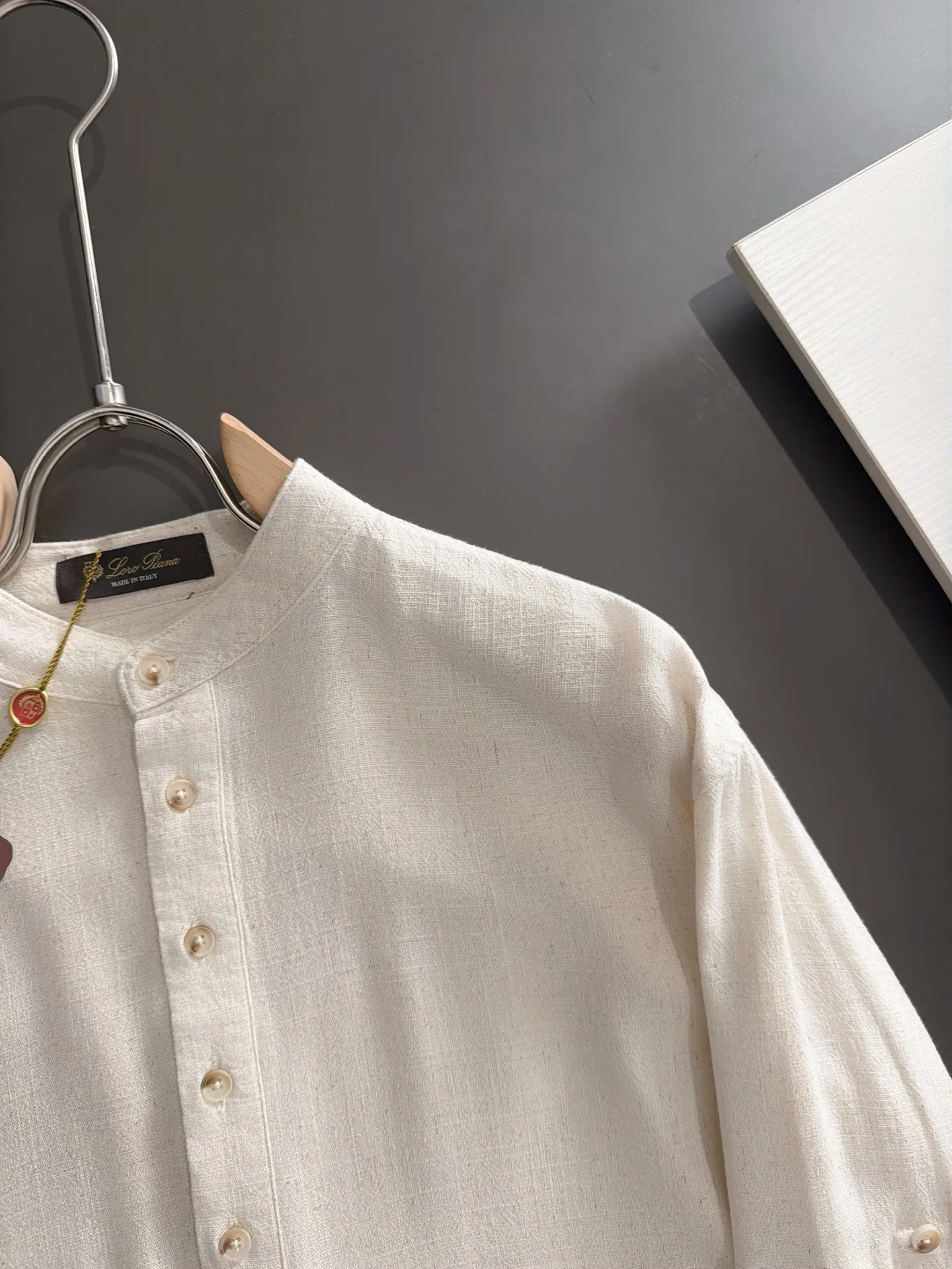 Next day shipment LP high quality Loro Piana 26ss autumn and winter New Arrival linen shirt set Made of one-on-one combed cotton yarn knitted linen fabrics, no pressure in and out of the counter Exclusive control of raw materials It feels substantial when weighed, and the upper body is more textured than ordinary T-shirts. This texture can cope with the weather easily and is suitable for both hot and cold! Loose fit design, looks noble. The only correct version is available Size: M to XXXL